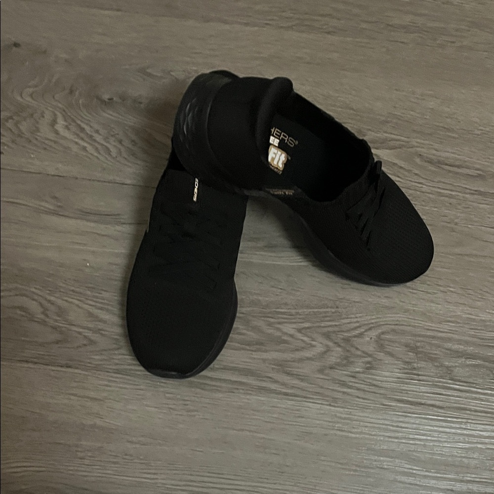 Skechers All-Black Athletic Shoes used twice 💕